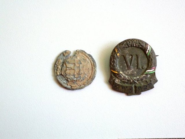VI. Korps Arz sapkajelvény és egy Kossuth címeres gomb?